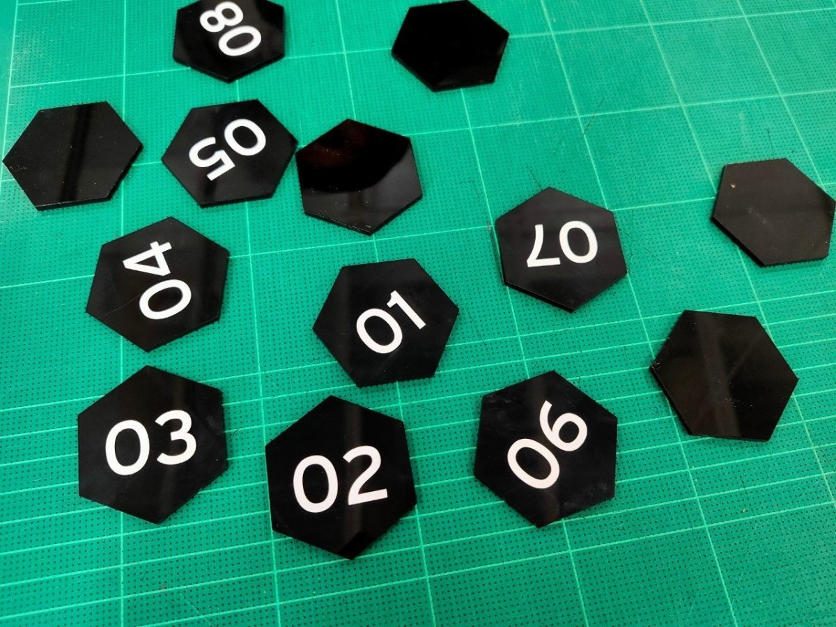 เซาะร่องอะคริลิค Laser Marking งานพิมพ์และแกะสลักคมชัด เนี้ยบหรู เหมาะสำหรับป้ายชื่อ ป้ายบริษัท และงานตกแต่งพิเศษ