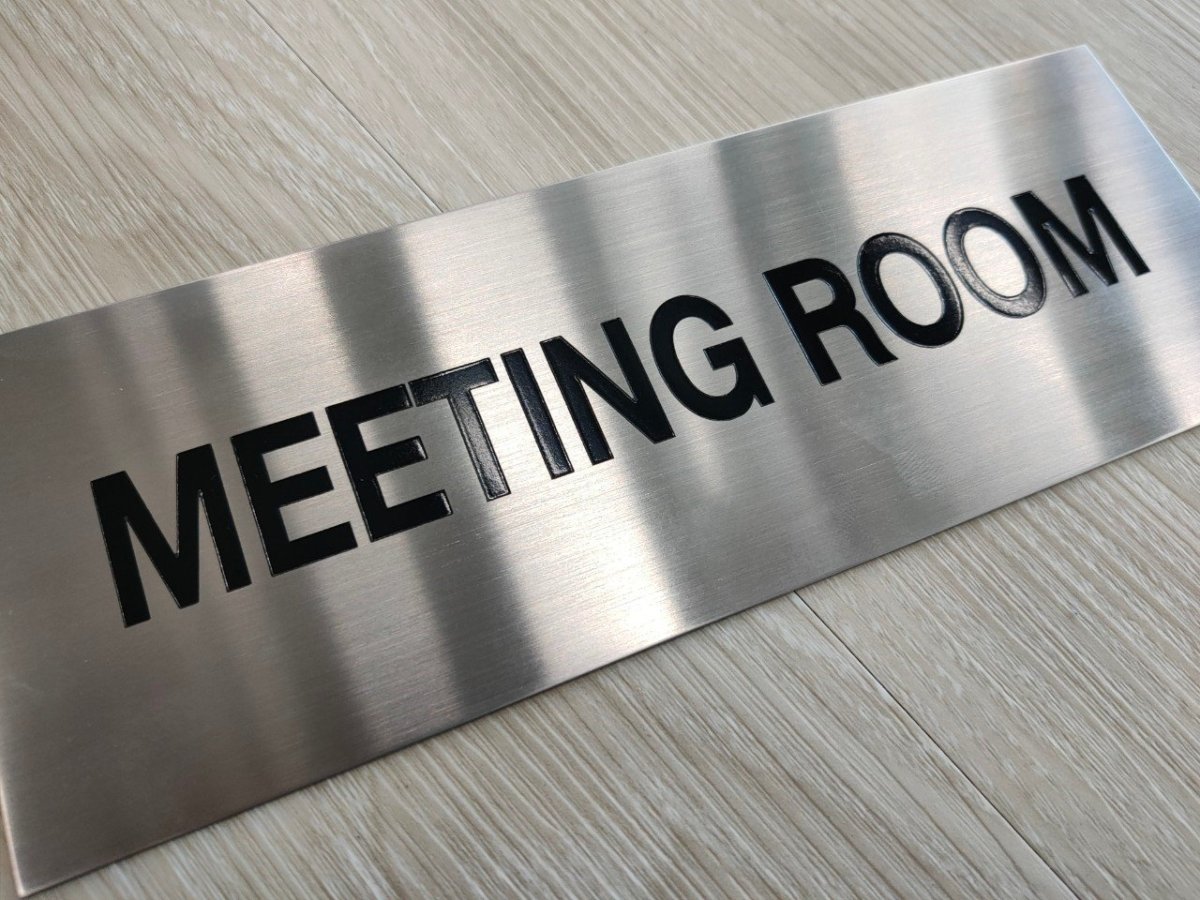 ป้ายหน้าห้อง ป้ายห้องประชุม และป้ายแผนก ดีไซน์เรียบหรู พิมพ์คมชัด เหมาะสำหรับอาคารสำนักงาน โรงเรียน และโรงพยาบาล