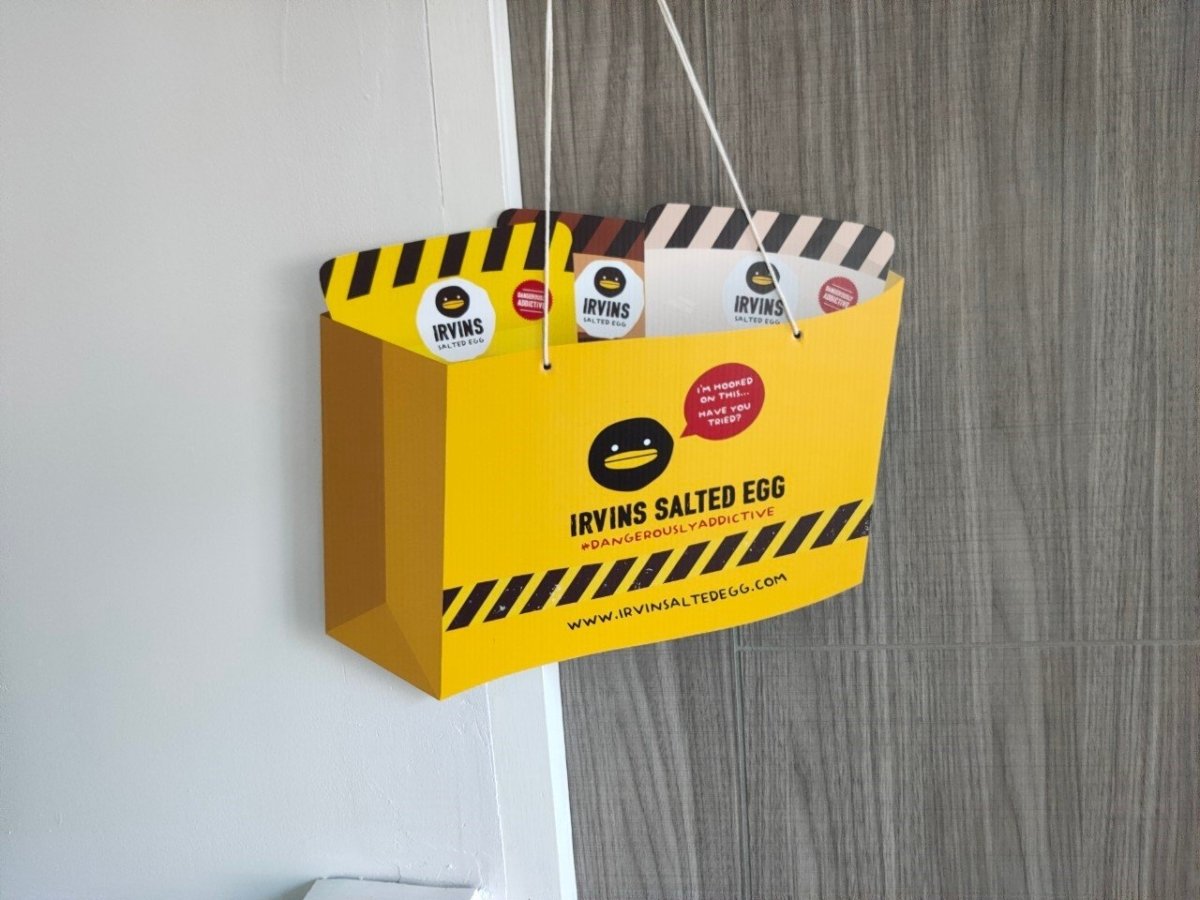 ป้ายแขวน ป้ายคล้องโซ่ และป้ายห้อย พิมพ์คมชัด แข็งแรง ใช้งานสะดวก เหมาะสำหรับป้ายร้านค้า ป้ายประชาสัมพันธ์ และงานอีเวนต์