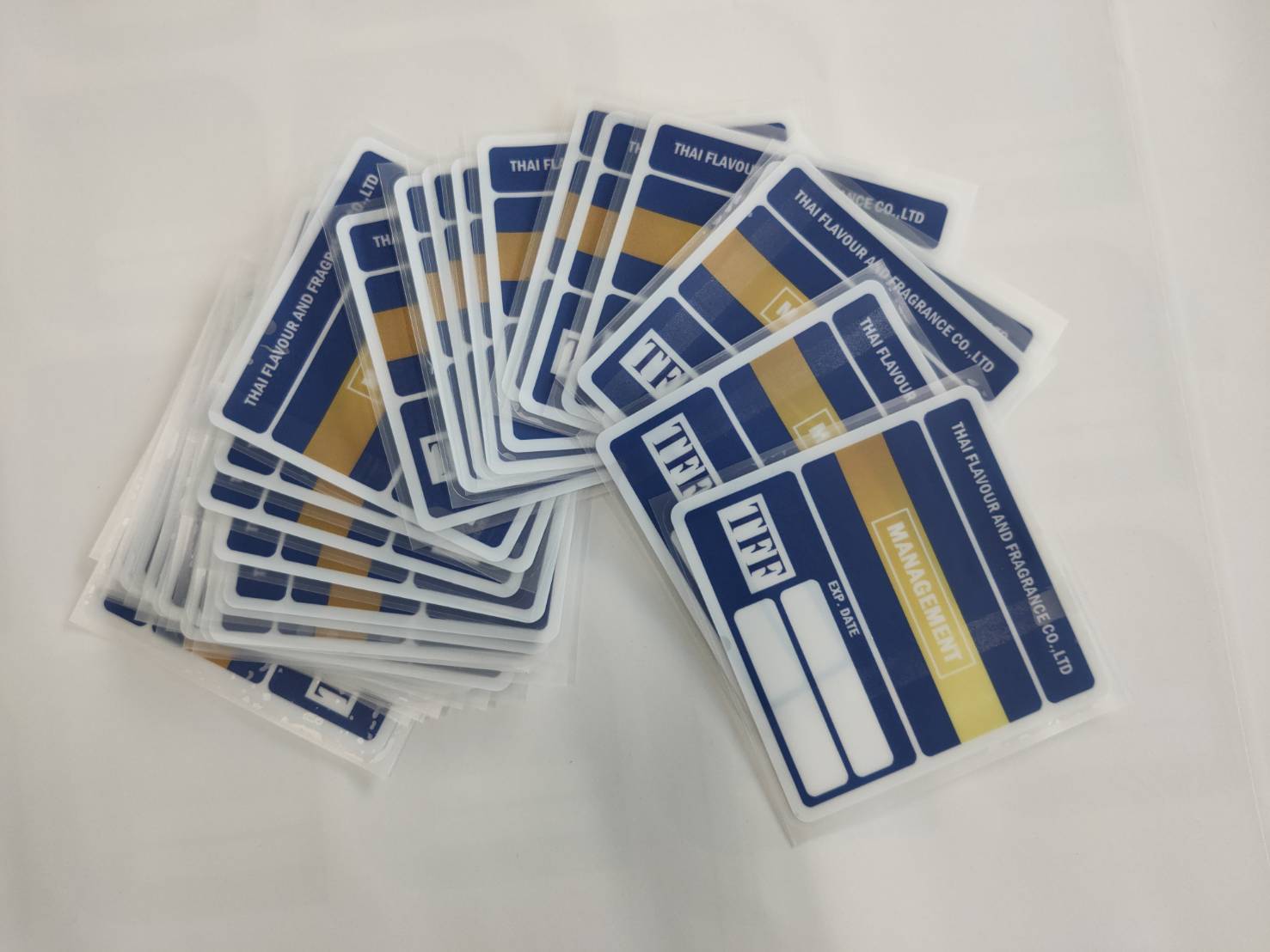 สติ๊กเกอร์สูญญากาศ ฟิล์มติดหน้ารถเข้าออกหมู่บ้านคอนโดแบบสีทอง สีเงิน สีทองแดง สีโรสโกลด์ ป้ายสูญญากาศราคาถูก