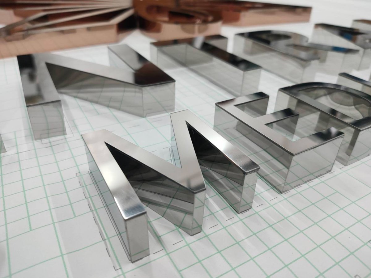 ป้ายตัวอักษรสแตนเลส Stainless Steel Letter Signage หรูหรา แข็งแรง ทนทาน เหมาะสำหรับป้ายบริษัท อาคาร และงานตกแต่ง
