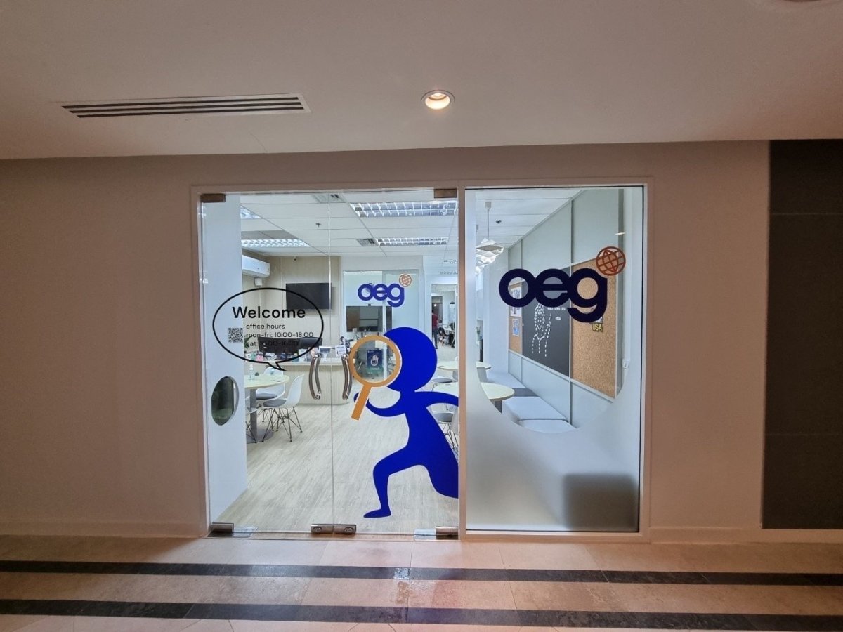 สติ๊กเกอร์ไดคัท และสติ๊กเกอร์ติดกระจกหน้าร้าน พิมพ์คมชัด สีสวยทนทาน เหมาะสำหรับงานตกแต่งร้านค้า โปรโมชัน และโฆษณา