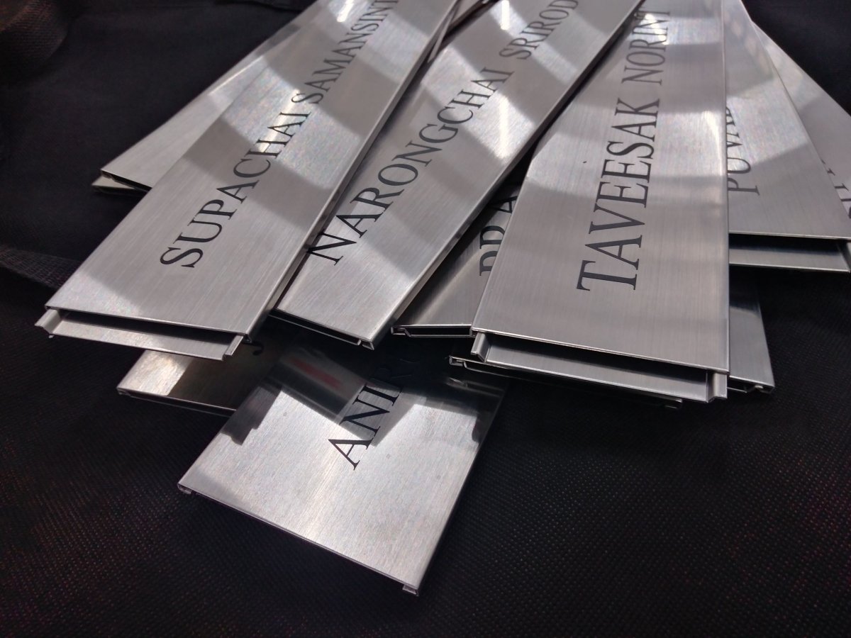 ป้ายหน้าห้อง ป้ายห้องประชุม และป้ายแผนก ดีไซน์เรียบหรู พิมพ์คมชัด เหมาะสำหรับอาคารสำนักงาน โรงเรียน และโรงพยาบาล