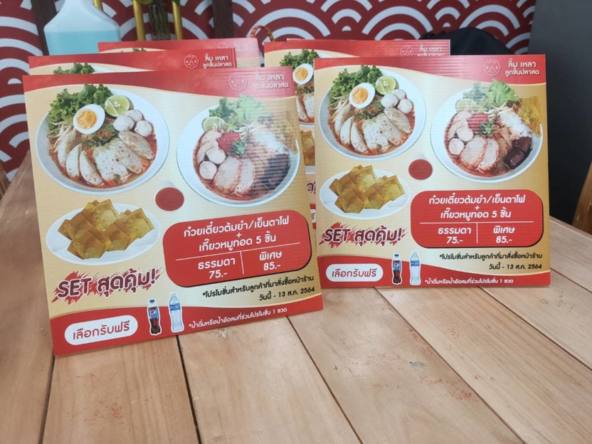 เต้นท์การ์ด สแตนดี้ตั้งโต๊ะ ป้ายตั้งฟิวเจอร์บอร์ด และป้ายสามเหลี่ยมตั้งโต๊ะ พิมพ์คมชัด เหมาะสำหรับเมนู โปรโมชั่น และป้ายโฆษณา