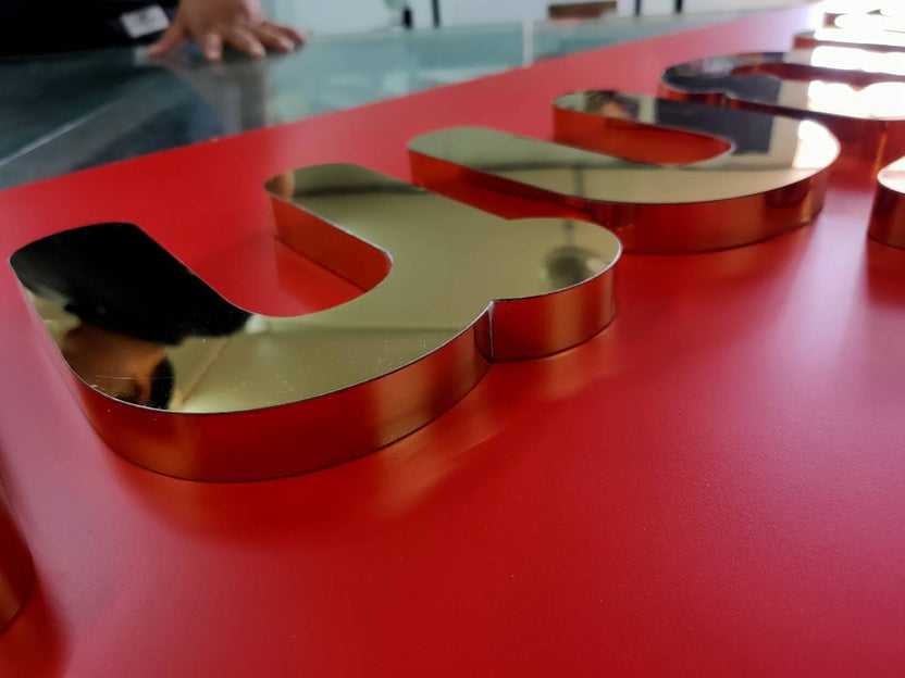 ป้ายตัวอักษรสแตนเลส Stainless Steel Letter Signage หรูหรา แข็งแรง ทนทาน เหมาะสำหรับป้ายบริษัท อาคาร และงานตกแต่ง