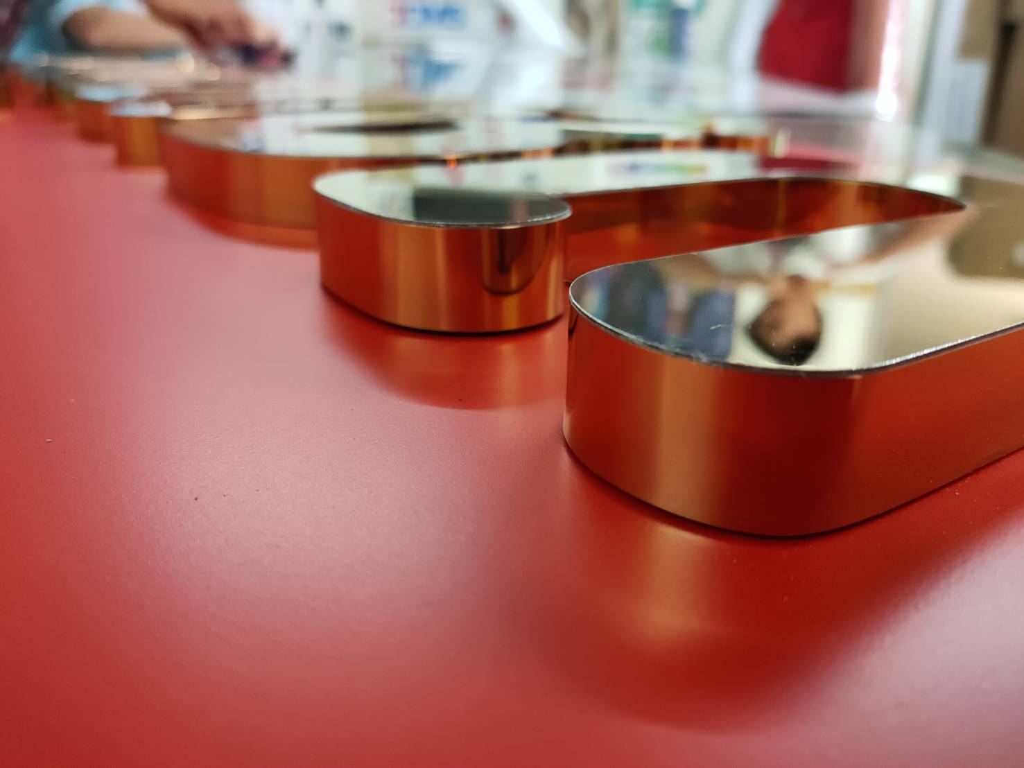 ป้ายตัวอักษรสแตนเลส Stainless Steel Letter Signage หรูหรา แข็งแรง ทนทาน เหมาะสำหรับป้ายบริษัท อาคาร และงานตกแต่ง