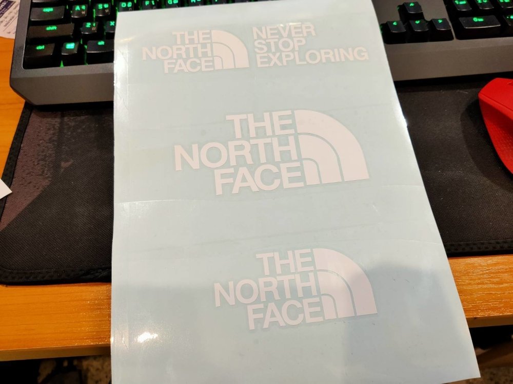 สติ๊กเกอร์ไดคัท และสติ๊กเกอร์ติดกระจกหน้าร้าน พิมพ์คมชัด สีสวยทนทาน เหมาะสำหรับงานตกแต่งร้านค้า โปรโมชัน และโฆษณา