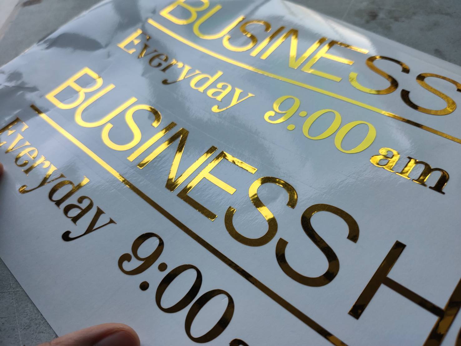 สติ๊กเกอร์ติดกระจก ทึบแสง กันแดด และโปร่งแสง พิมพ์คมชัด ช่วยลดแสงแดด เพิ่มความเป็นส่วนตัว เหมาะสำหรับอาคารและร้านค้า