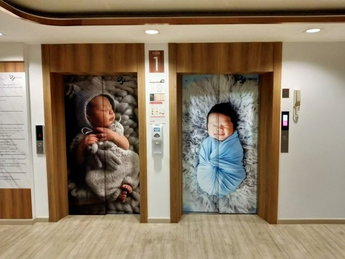 สติ๊กเกอร์ติดลิฟท์ Elevator Sticker พิมพ์คมชัด เหมาะสำหรับงานโฆษณา โปรโมชัน และตกแต่งภายในอาคาร สำนักงาน หรือห้างสรรพสินค้า