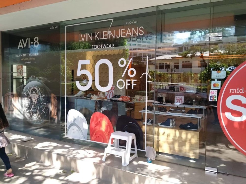 สติ๊กเกอร์ไดคัท และสติ๊กเกอร์ติดกระจกหน้าร้าน พิมพ์คมชัด สีสวยทนทาน เหมาะสำหรับงานตกแต่งร้านค้า โปรโมชัน และโฆษณา