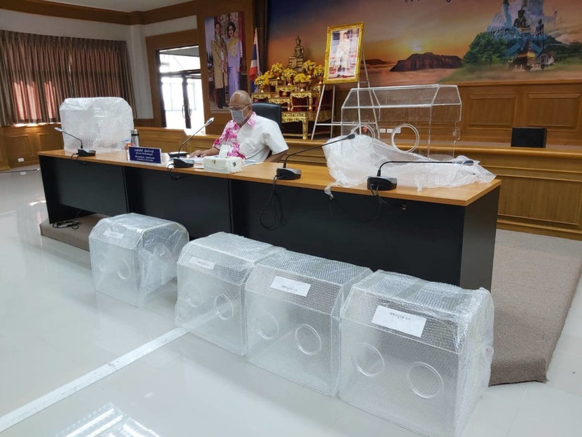 ฉากอะคริลิค ฉากกั้นโควิคสำเร็จรูปและแบบสั่งทำพิเศษ กล่องกันเชื้อ กล่องอะคริลิคตรวจเชื้อ