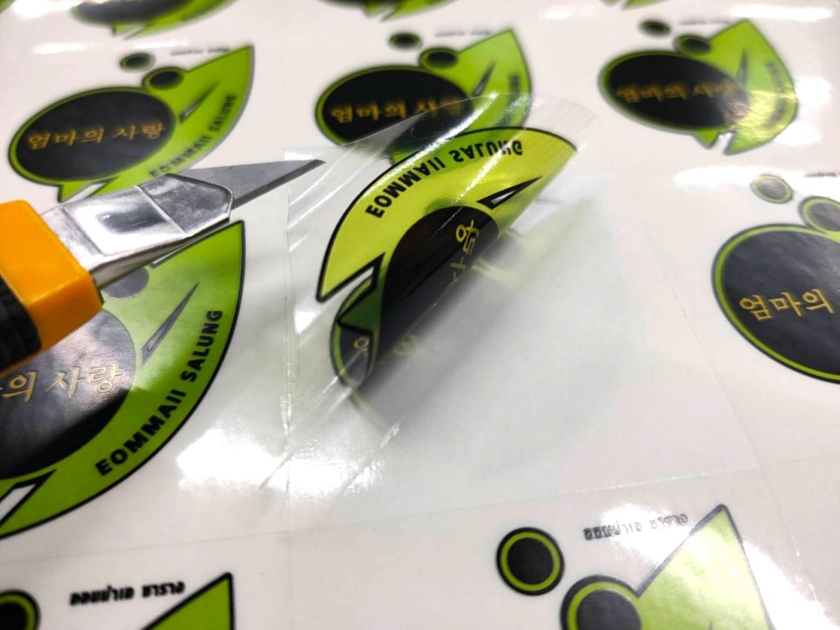 สติ๊กเกอร์ใส สติ๊กเกอร์ฉลากสินค้าใส พิมพ์คมชัด ติดแนบเนียน เหมาะสำหรับบรรจุภัณฑ์ สินค้า เครื่องสำอาง และงานโปรโมชัน