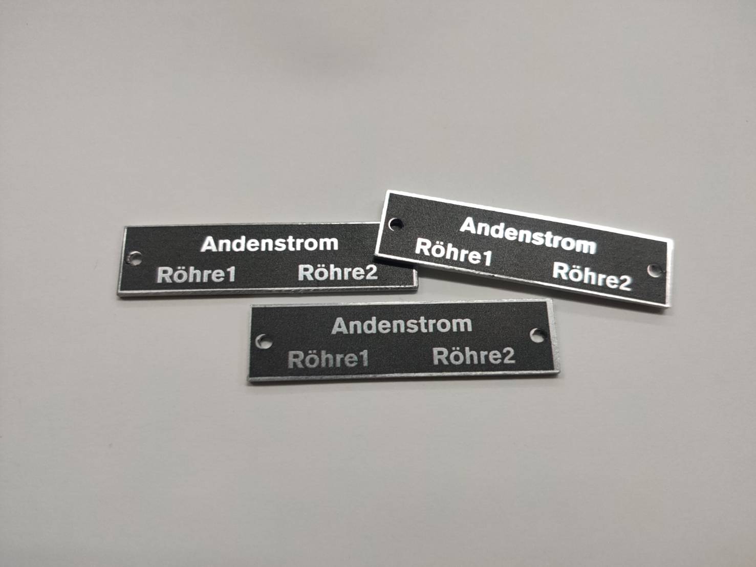 ป้ายสแตนเลสกัดกรด Etched Stainless Signage ตัวอักษรคมชัด หรูหรา ทนทาน เหมาะสำหรับป้ายบริษัท องค์กร และอาคาร
