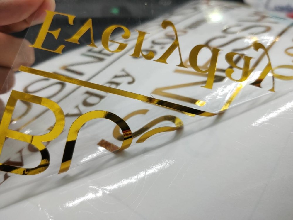 สติ๊กเกอร์ไดคัท และสติ๊กเกอร์ติดกระจกหน้าร้าน พิมพ์คมชัด สีสวยทนทาน เหมาะสำหรับงานตกแต่งร้านค้า โปรโมชัน และโฆษณา