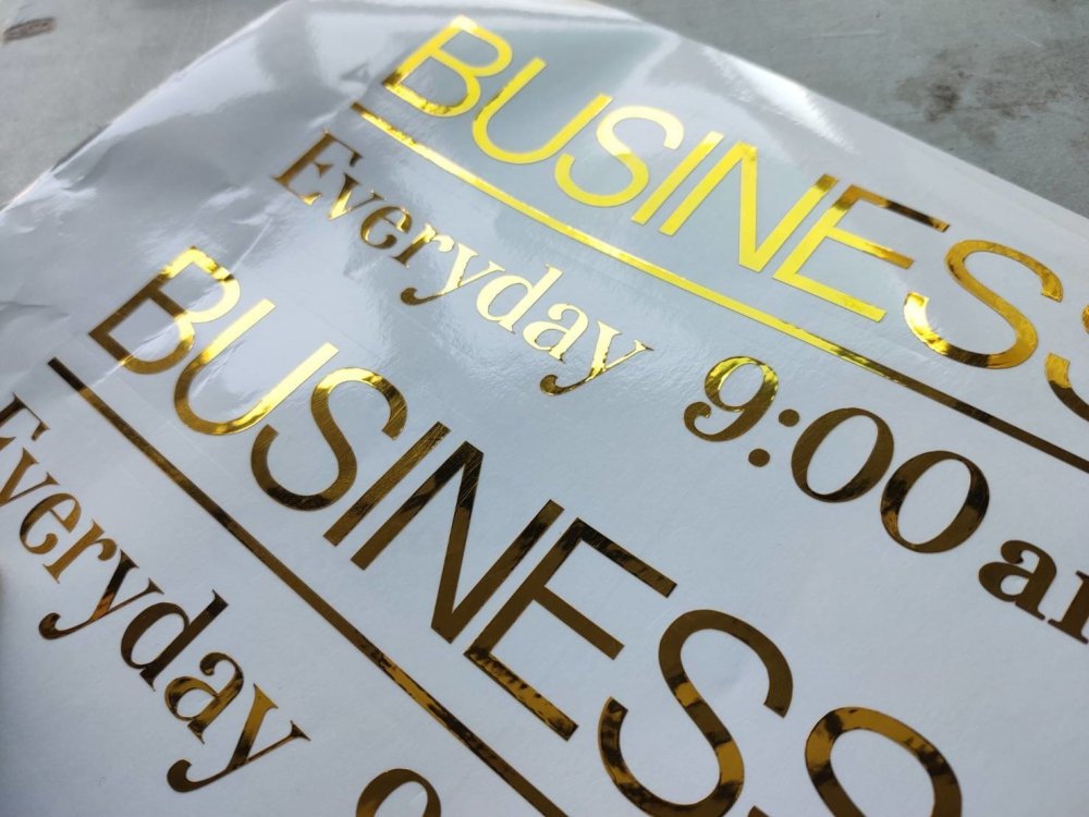 สติ๊กเกอร์ไดคัท และสติ๊กเกอร์ติดกระจกหน้าร้าน พิมพ์คมชัด สีสวยทนทาน เหมาะสำหรับงานตกแต่งร้านค้า โปรโมชัน และโฆษณา