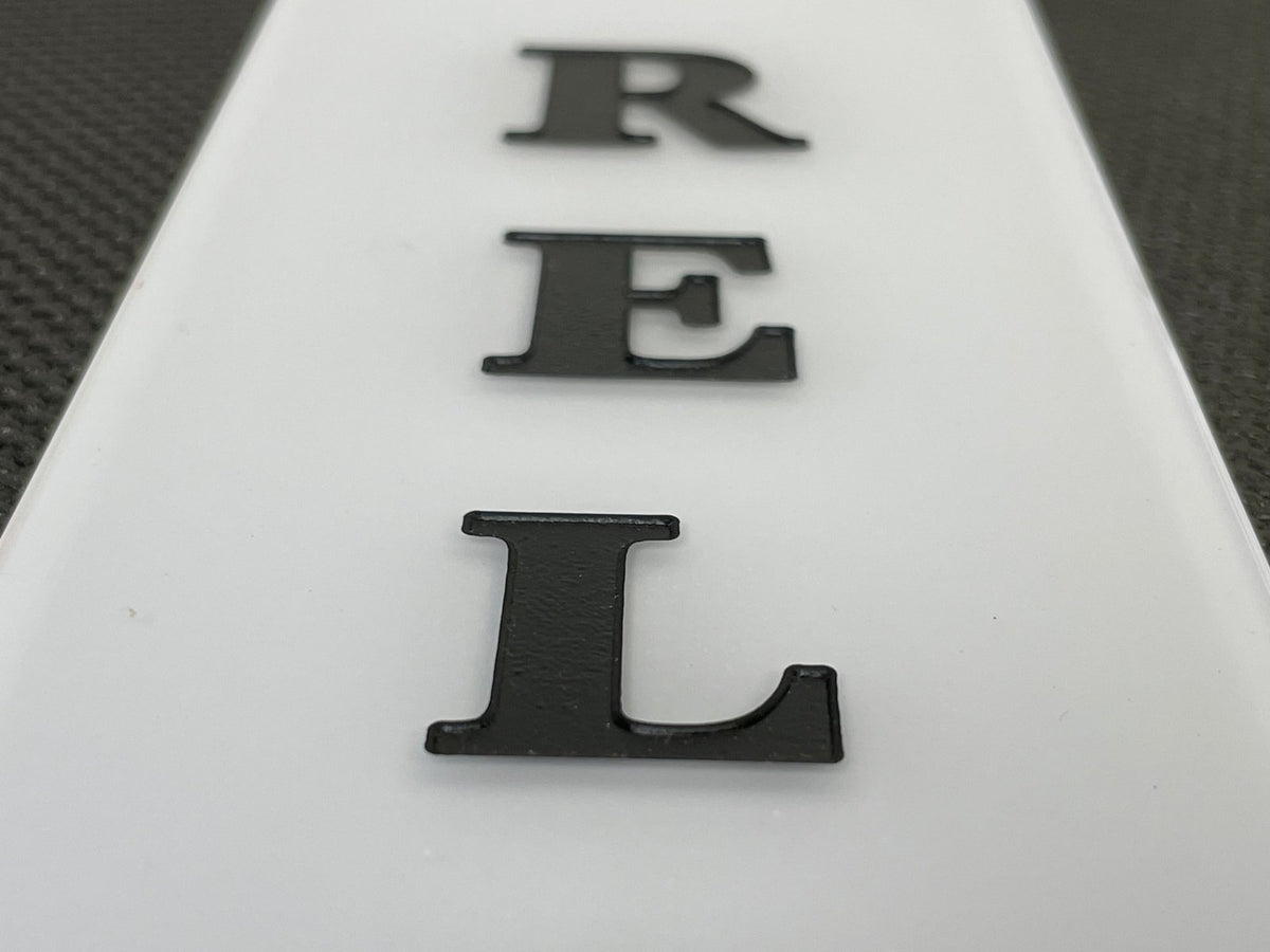 เซาะร่องอะคริลิค Laser Marking งานพิมพ์และแกะสลักคมชัด เนี้ยบหรู เหมาะสำหรับป้ายชื่อ ป้ายบริษัท และงานตกแต่งพิเศษ