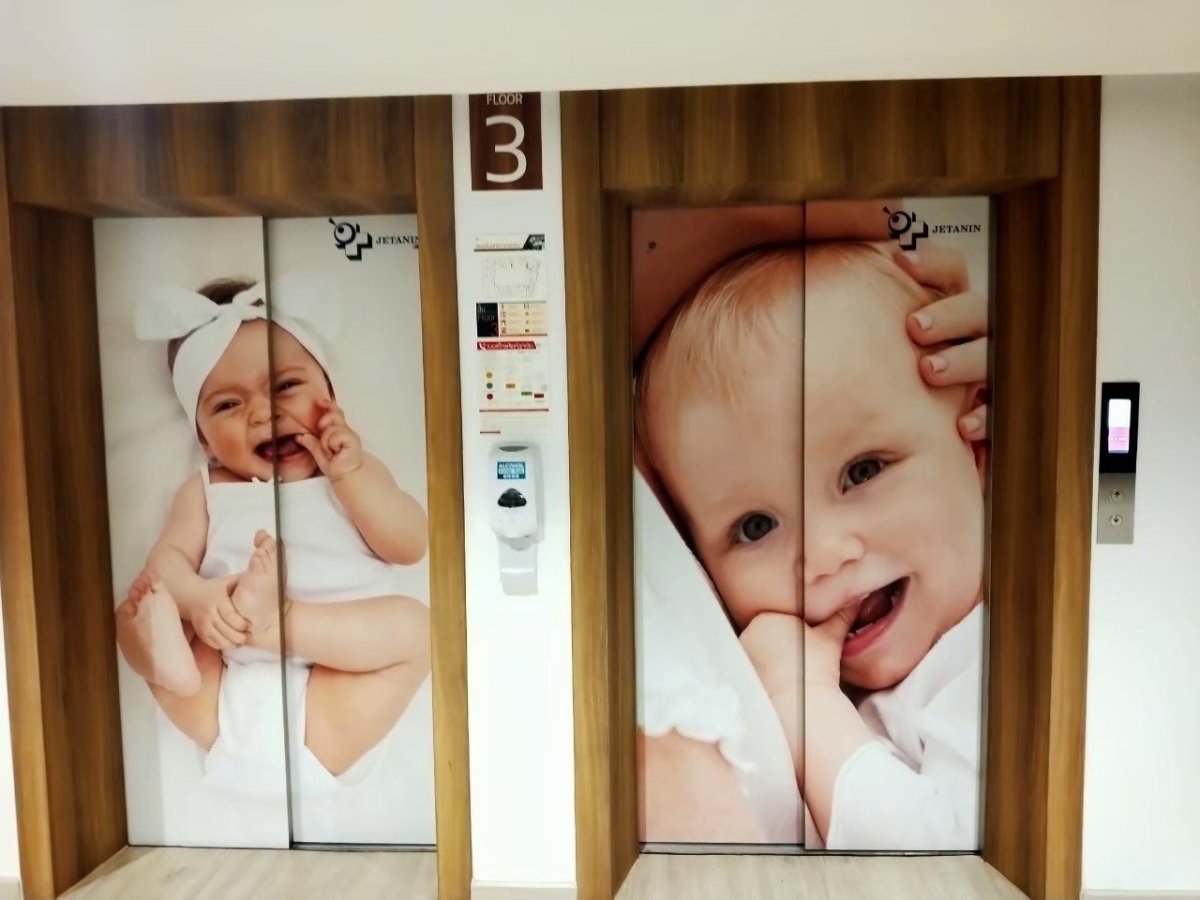 สติ๊กเกอร์ติดลิฟท์ Elevator Sticker พิมพ์คมชัด เหมาะสำหรับงานโฆษณา โปรโมชัน และตกแต่งภายในอาคาร สำนักงาน หรือห้างสรรพสินค้า