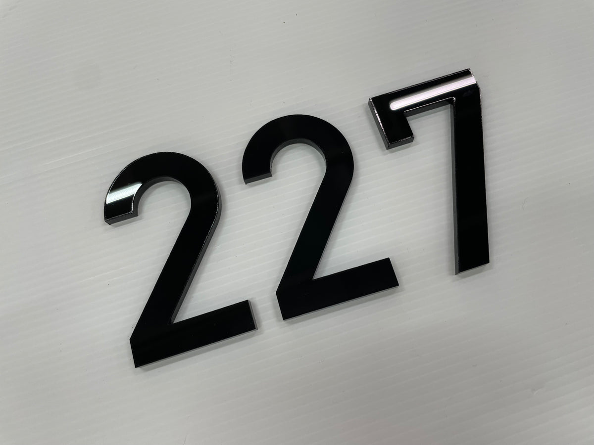 ป้ายอะคริลิคติดผนัง และอะคริลิคตัวอักษร พิมพ์คมชัด ดีไซน์หรูหรา เหมาะสำหรับป้ายบริษัท ร้านค้า และงานตกแต่งอาคาร