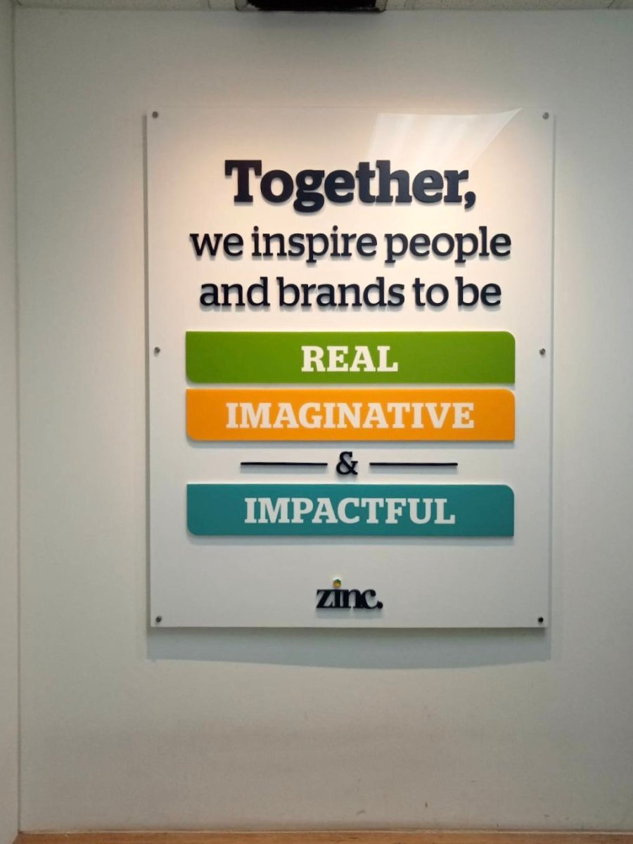 ป้ายอะคริลิคติดผนัง และอะคริลิคตัวอักษร พิมพ์คมชัด ดีไซน์หรูหรา เหมาะสำหรับป้ายบริษัท ร้านค้า และงานตกแต่งอาคาร