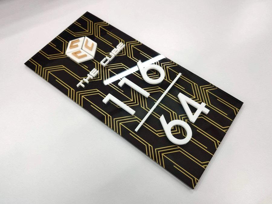 ป้ายอะคริลิคสีดำพิมพ์สกรีนสีทอง ไดคัทอะคริลิกสีขาวแปะหน้า ป้ายหน้าห้อง  ป้ายชื่อห้อง