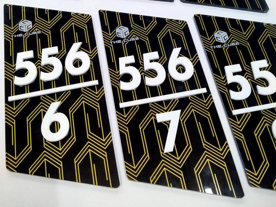 ป้ายอะคริลิกตัวนูน ลวดลายสวยงาม ป้ายโลโก้อะคริลิคสีทองบนฐานแผ่นอะคริลิคสีดำ