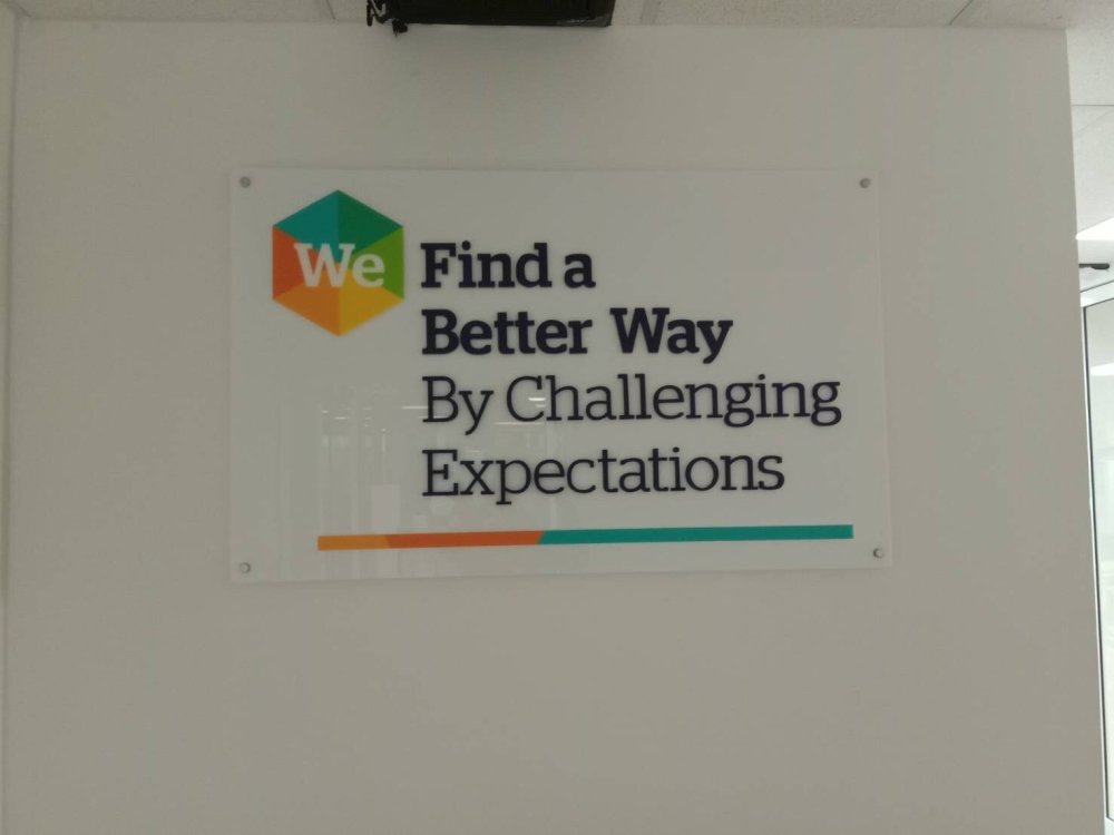 ป้ายอะคริลิคติดผนัง และอะคริลิคตัวอักษร พิมพ์คมชัด ดีไซน์หรูหรา เหมาะสำหรับป้ายบริษัท ร้านค้า และงานตกแต่งอาคาร