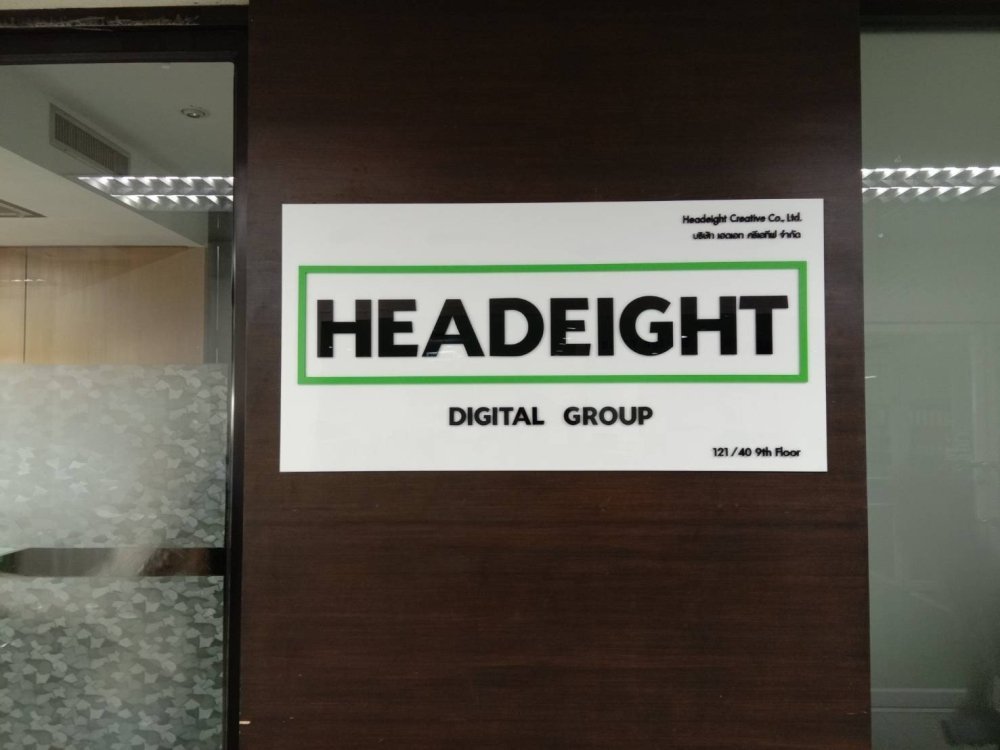 ป้ายอะคริลิคติดผนัง และอะคริลิคตัวอักษร พิมพ์คมชัด ดีไซน์หรูหรา เหมาะสำหรับป้ายบริษัท ร้านค้า และงานตกแต่งอาคาร