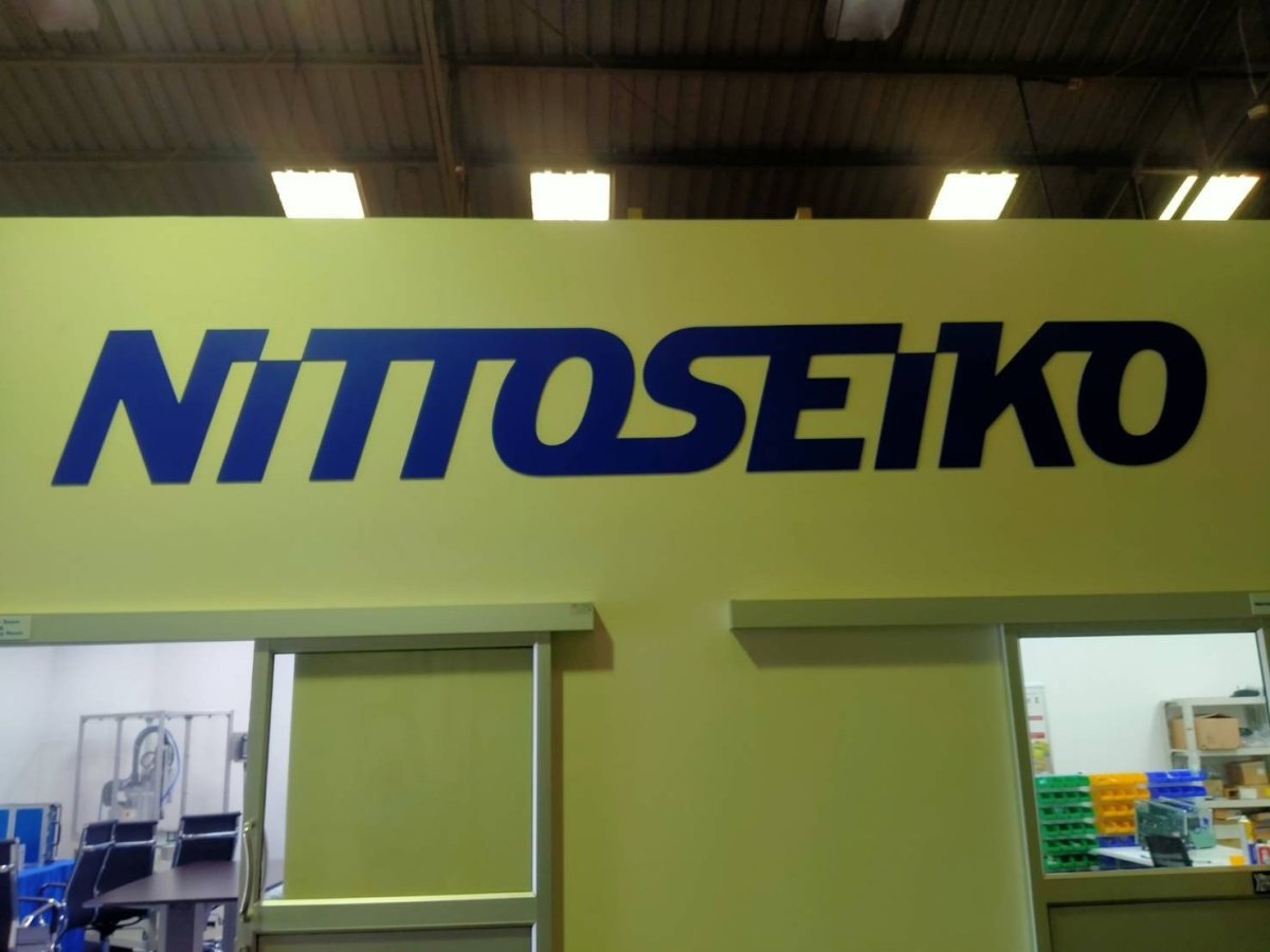 ป้ายอะคริลิคติดผนัง และอะคริลิคตัวอักษร พิมพ์คมชัด ดีไซน์หรูหรา เหมาะสำหรับป้ายบริษัท ร้านค้า และงานตกแต่งอาคาร