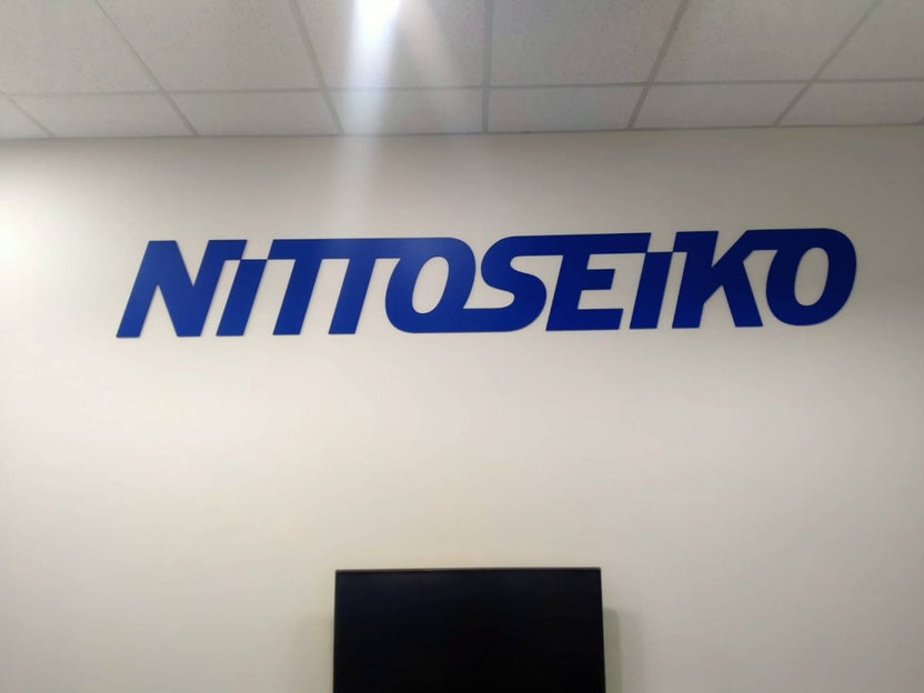 ป้ายอะคริลิคติดผนัง และอะคริลิคตัวอักษร พิมพ์คมชัด ดีไซน์หรูหรา เหมาะสำหรับป้ายบริษัท ร้านค้า และงานตกแต่งอาคาร