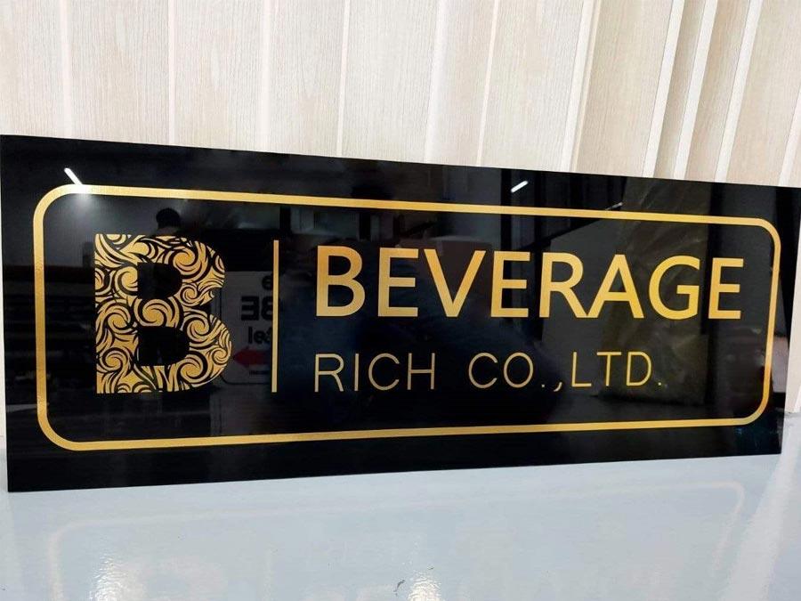 ป้ายอะคริลิค ติดสติ๊กเกอร์ อะคริลิคดำ สติ๊กเกอร์ ตัวอักษร โลโก้สีทอง ตัวอย่างป้ายบริษัท ราคาถูก