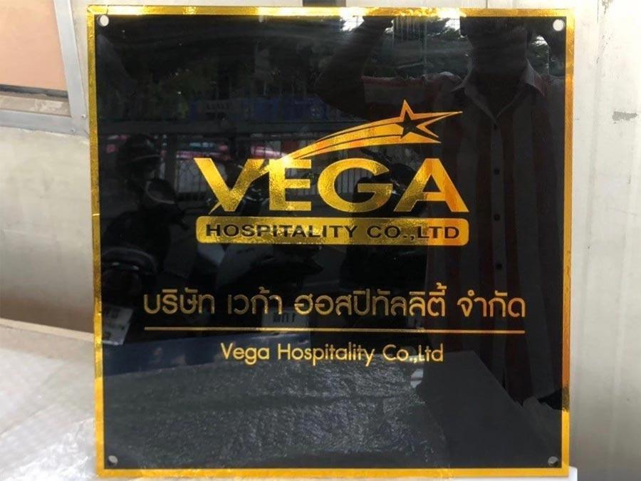 ป้ายบริษัท อะคริลิคดำ สติ๊กเกอร์ ตัวอักษร โลโก้สีทอง ตัวอย่างป้ายบริษัท ราคาถูก