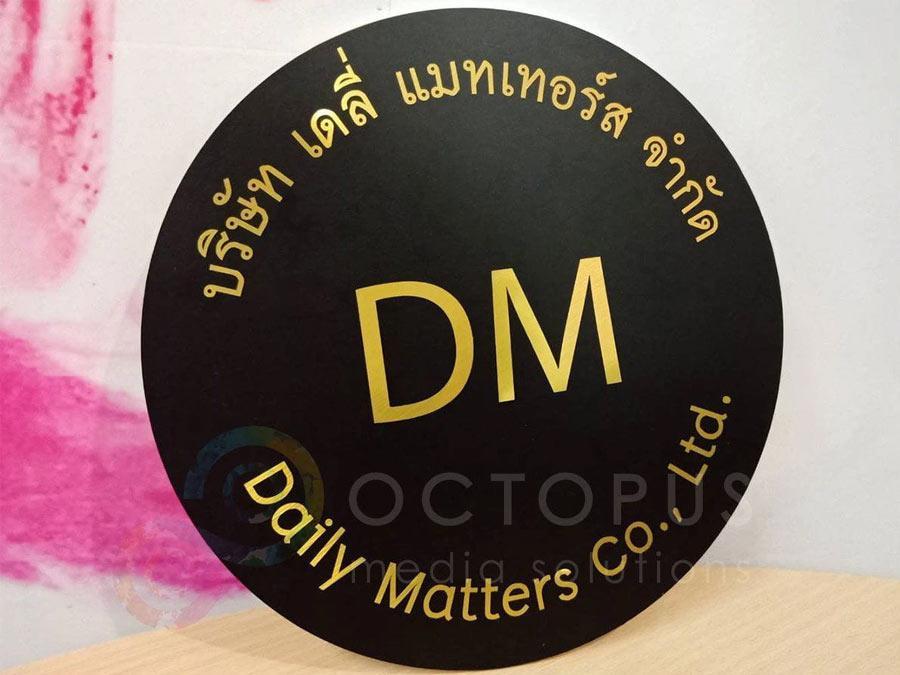 Acrylic ติด Sticker บริษัท เล็กเซนโทร อะคริลิกติดสติ๊กเกอร์ อะคริลิกตัวอักษร หัวไมค์ ป้ายอะคริลิก ราคาถูก Acrylic อะคริลิกไดคัท สแตนเลส ป้ายสแตนเลสแฮร์ไลน์ ป้ายบริษัท ป้ายหน้าร้าน ป้ายอะคริลิก ไดคัทวงกลม ติดสติกเกอร์สีทอง