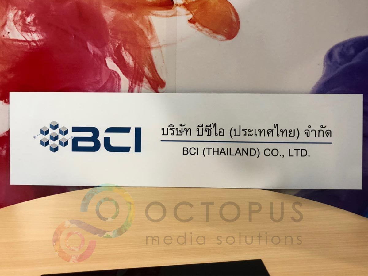 ป้ายอะคริลิคพิมพ์ยูวี แผ่นอะคริลิค และอะคริลิคติดสติ๊กเกอร์ พิมพ์คมชัด สีสวยทนทาน เหมาะสำหรับป้ายบริษัท ร้านค้า และงานตกแต่ง