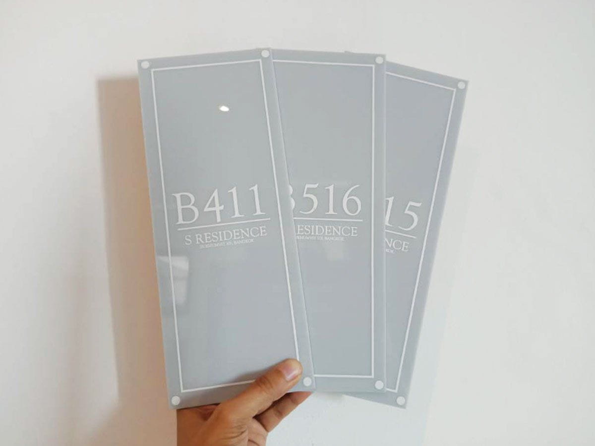 พิมพ์สกรีนยูวี รับสกรีนโลโก้ Print UV Inkjet งานพิมพ์คมชัด ทนทาน เหมาะสำหรับวัสดุหลากหลาย เช่น ไม้ โลหะ และอะคริลิค