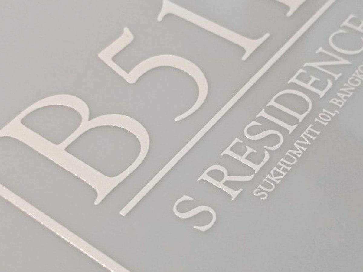 พิมพ์สกรีนยูวี รับสกรีนโลโก้ Print UV Inkjet งานพิมพ์คมชัด ทนทาน เหมาะสำหรับวัสดุหลากหลาย เช่น ไม้ โลหะ และอะคริลิค