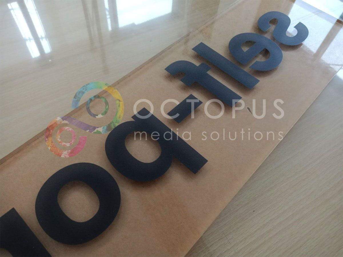 พิมพ์สกรีนยูวี รับสกรีนโลโก้ Print UV Inkjet งานพิมพ์คมชัด ทนทาน เหมาะสำหรับวัสดุหลากหลาย เช่น ไม้ โลหะ และอะคริลิค