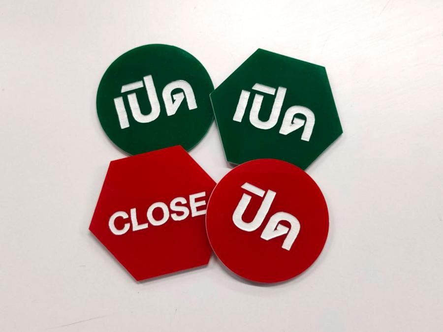 เซาะร่องอะคริลิค Laser Marking งานพิมพ์และแกะสลักคมชัด เนี้ยบหรู เหมาะสำหรับป้ายชื่อ ป้ายบริษัท และงานตกแต่งพิเศษ