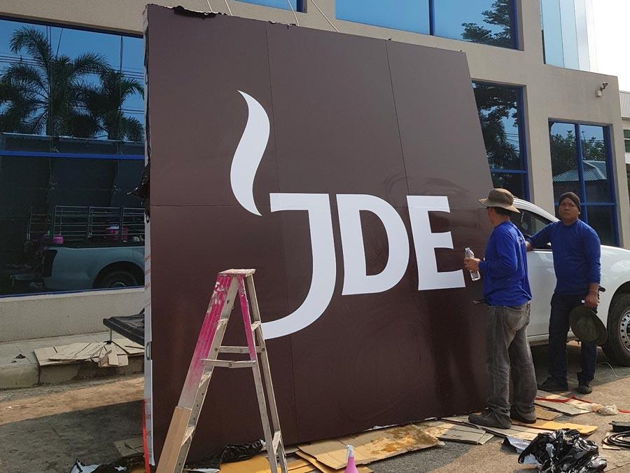 ป้ายคอมโพสิต Composite Signage แข็งแรง ทนทาน พิมพ์คมชัด เหมาะสำหรับป้ายบริษัท อาคาร โครงการ และงานโฆษณากลางแจ้ง
