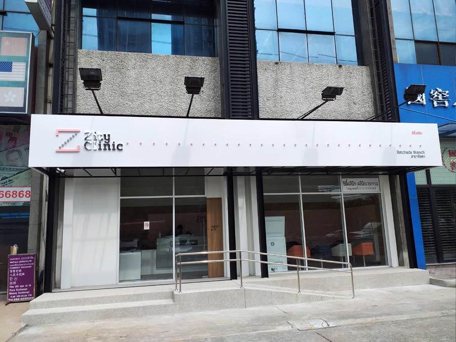 ป้ายคอมโพสิต Composite Signage แข็งแรง ทนทาน พิมพ์คมชัด เหมาะสำหรับป้ายบริษัท อาคาร โครงการ และงานโฆษณากลางแจ้ง