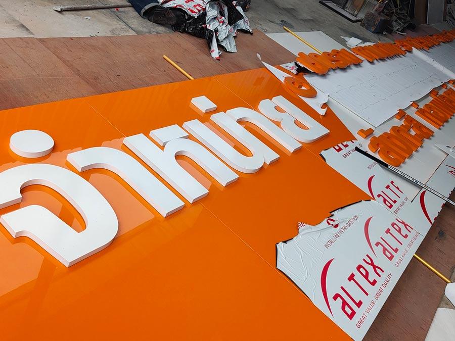 ป้ายคอมโพสิต Composite Signage แข็งแรง ทนทาน พิมพ์คมชัด เหมาะสำหรับป้ายบริษัท อาคาร โครงการ และงานโฆษณากลางแจ้ง