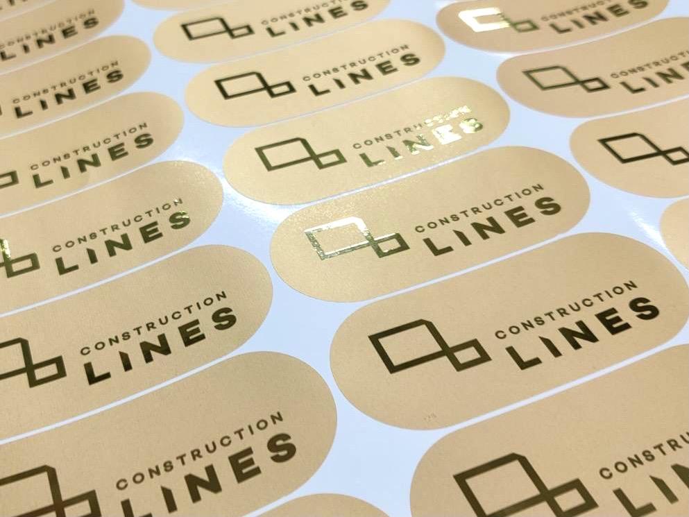 สติ๊กเกอร์ฉลากสินค้า สีทอง สีเงิน พิมพ์หรูหรา เพิ่มมูลค่าแบรนด์ เหมาะสำหรับบรรจุภัณฑ์ สินค้าพรีเมียม และงานโปรโมชัน