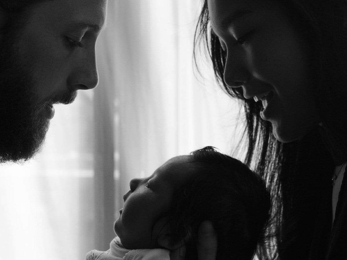 รับถ่ายรูปครอบครัว ถ่ายรูปเด็กแรกเกด พ่อแม่ลูกผูกพันธ์ พ่ออุ้มลูก ขาวดำ อบอุ่นประทับใจ