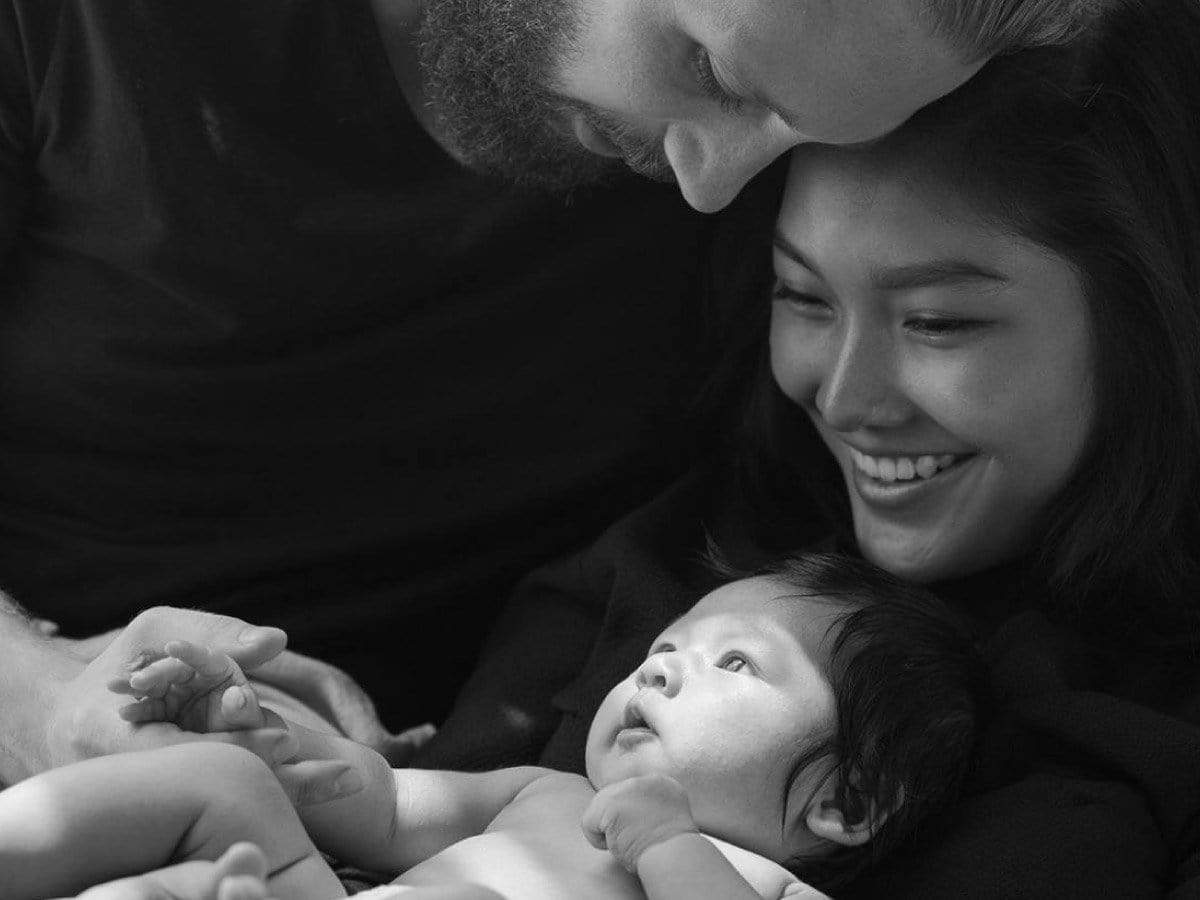 รับถ่ายรูปครอบครัว พ่อแม่ลูกผูกพันธ์ พ่ออุ้มลูก ขาวดำ อบอุ่นประทับใจ