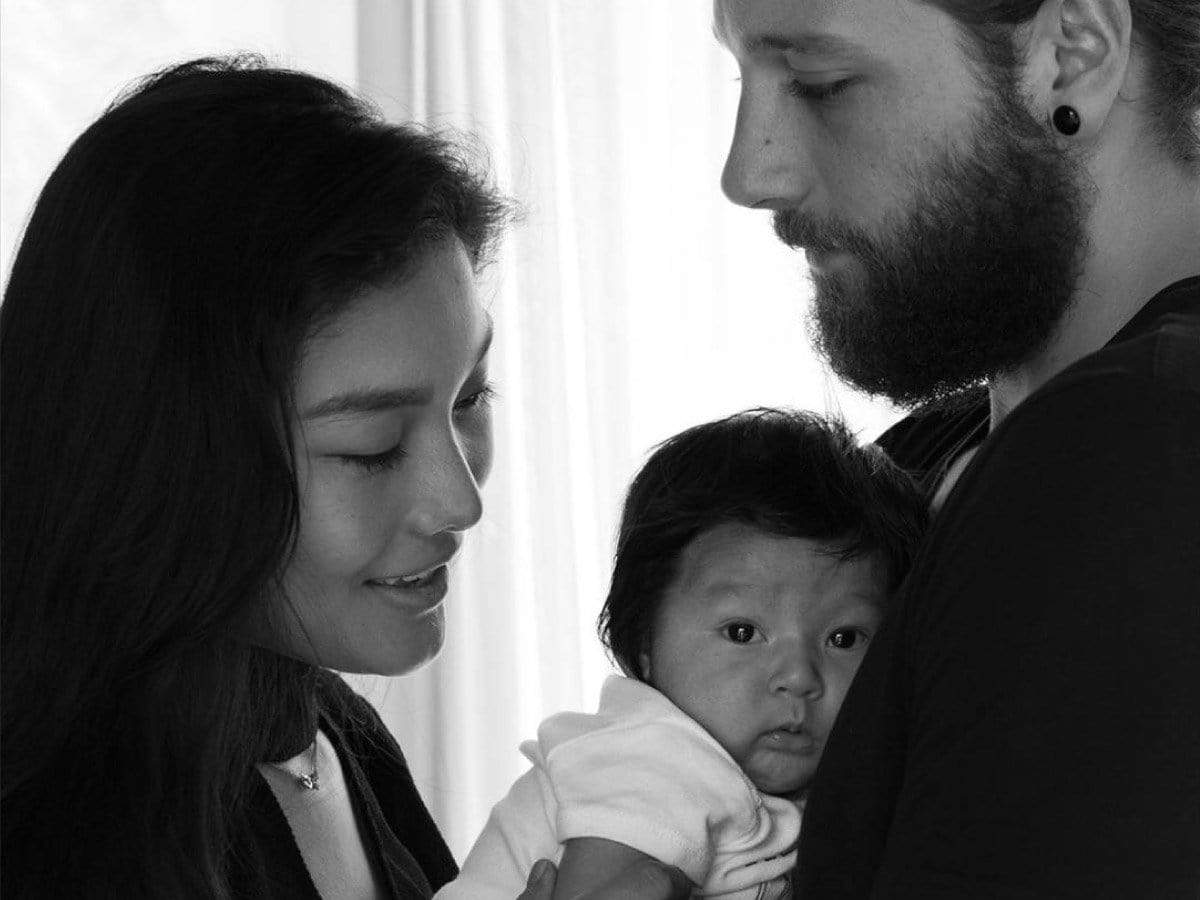 รับถ่ายรูปครอบครัว พ่อแม่ลูกผูกพันธ์ พ่ออุ้มลูก ขาวดำ อบอุ่น