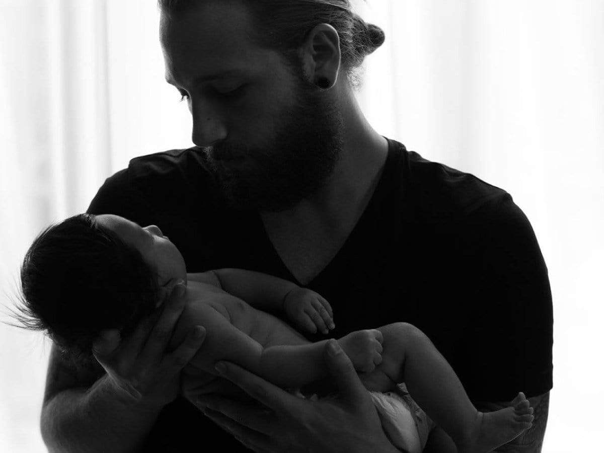 รับถ่ายรูปครอบครัว พ่อลูกผูกพันธ์ พ่ออุ้มลูก ขาวดำ อบอุ่น