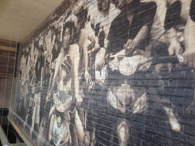 สติ๊กเกอร์ติดผนังปูน และสติ๊กเกอร์ตกแต่ง พิมพ์ลายคมชัด ติดตั้งง่าย เหมาะสำหรับตกแต่งบ้าน ร้านค้า และออฟฟิศ