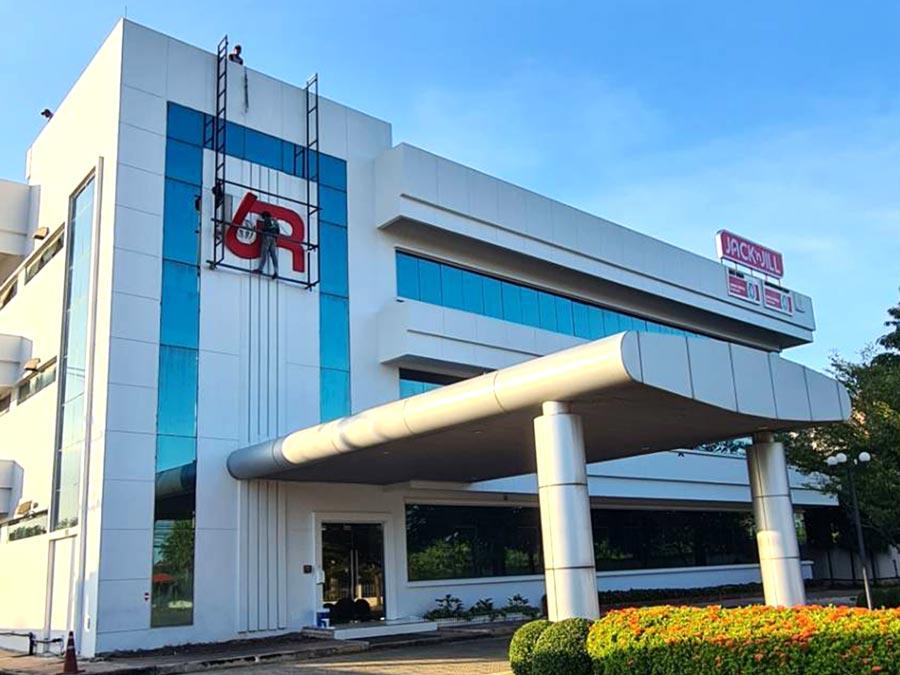 ป้ายคอมโพสิต Composite Signage แข็งแรง ทนทาน พิมพ์คมชัด เหมาะสำหรับป้ายบริษัท อาคาร โครงการ และงานโฆษณากลางแจ้ง