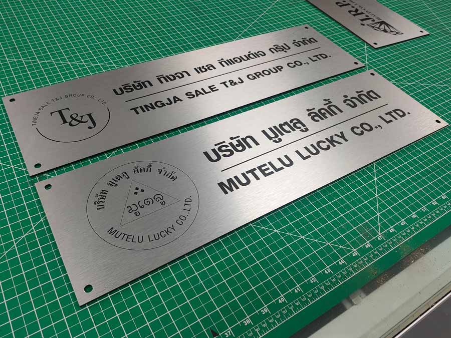 พิมพ์สกรีนยูวี รับสกรีนโลโก้ Print UV Inkjet งานพิมพ์คมชัด ทนทาน เหมาะสำหรับวัสดุหลากหลาย เช่น ไม้ โลหะ และอะคริลิค