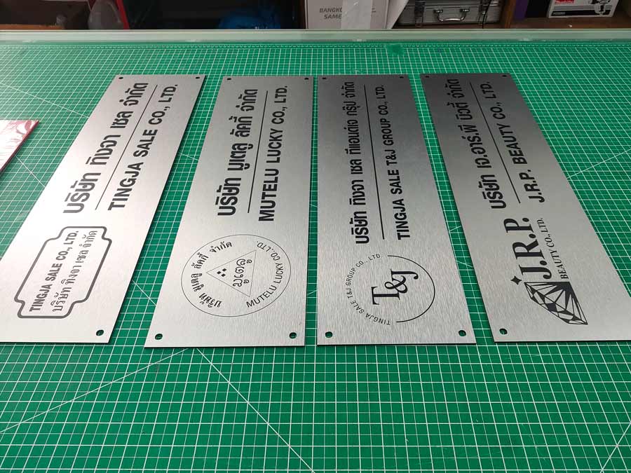 พิมพ์สกรีนยูวี รับสกรีนโลโก้ Print UV Inkjet งานพิมพ์คมชัด ทนทาน เหมาะสำหรับวัสดุหลากหลาย เช่น ไม้ โลหะ และอะคริลิค