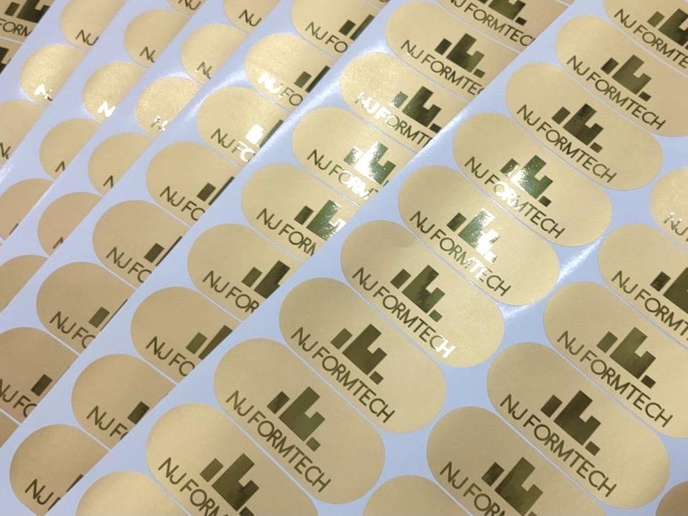 สติ๊กเกอร์ฉลากสินค้า สีทอง สีเงิน พิมพ์หรูหรา เพิ่มมูลค่าแบรนด์ เหมาะสำหรับบรรจุภัณฑ์ สินค้าพรีเมียม และงานโปรโมชัน